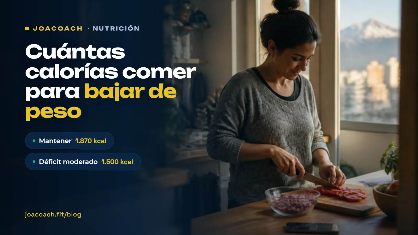 Mujer cortando tomates en la cocina de su departamento, con la cordillera por la ventana