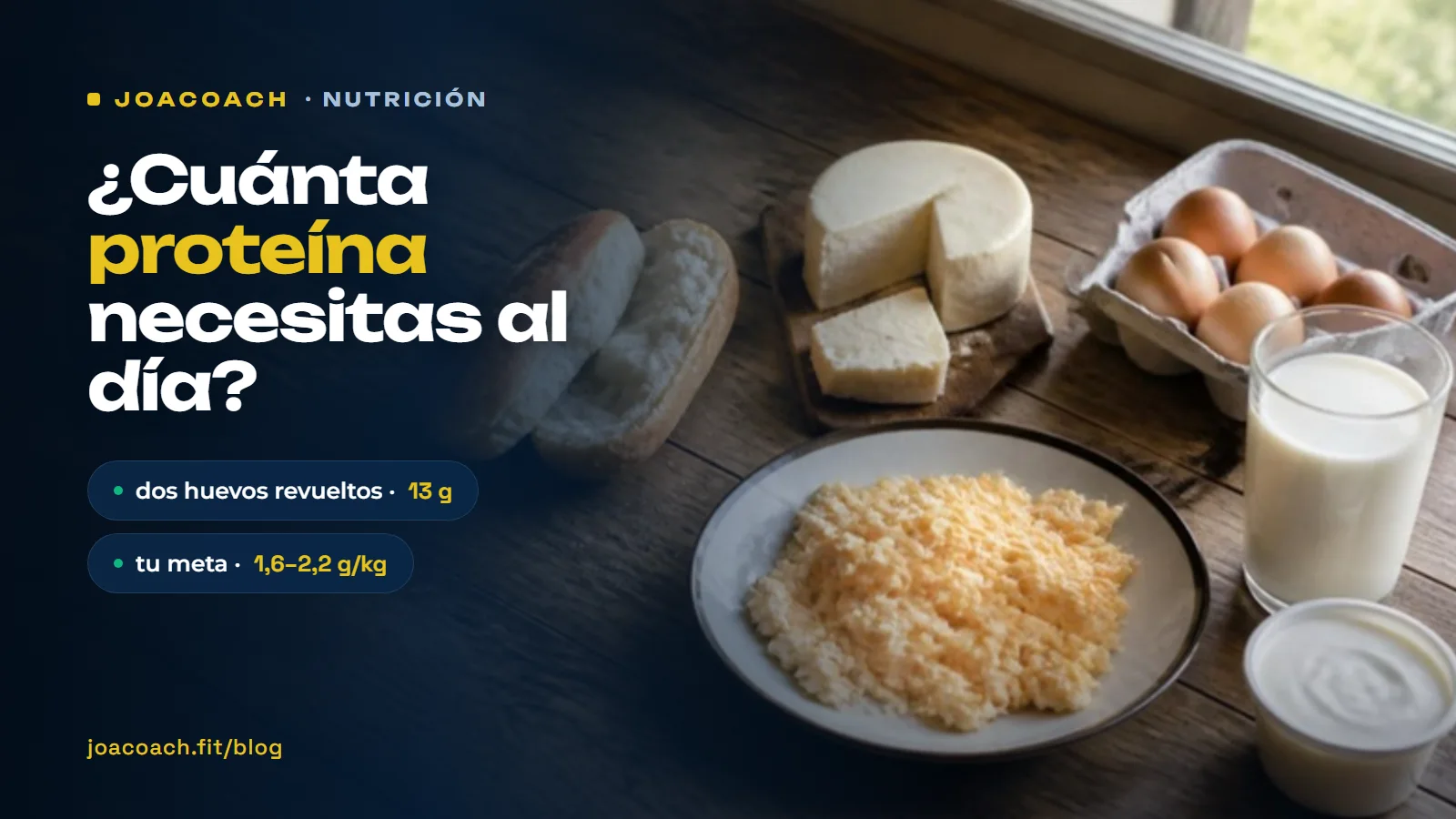 Desayuno en una mesa de madera con huevos revueltos, quesillo, marraqueta, leche y yogur